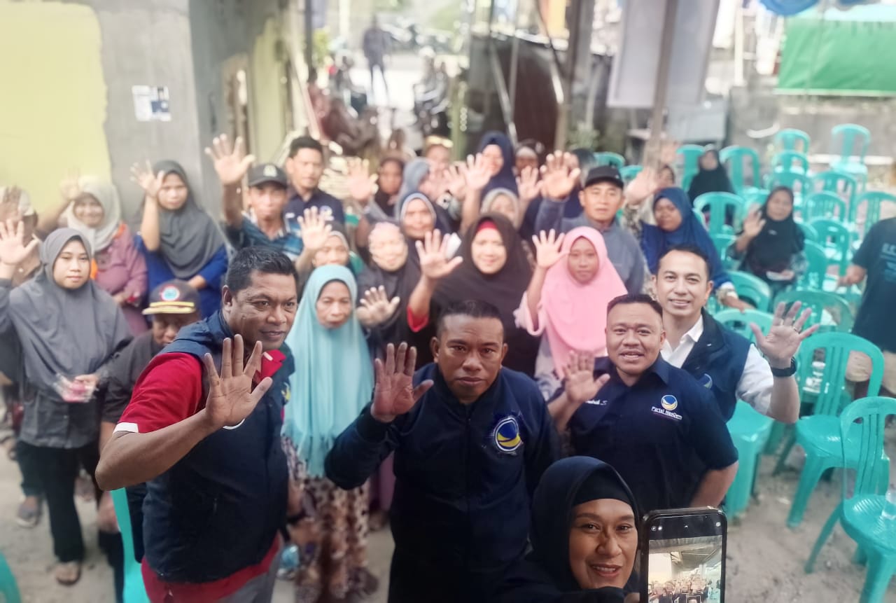 Sejumlah tokoh Nasdem Gorontalo bersama warga Kel. Dulomo Utara usai kampanye. (Foto: L Yusran)