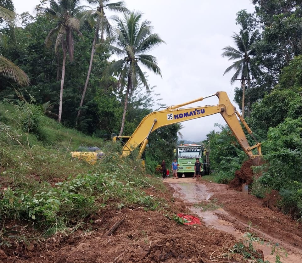 Lokasi Tana Longsor Penghubung Antara Desa Tanjung Sidupa Dan Komus 1 kecamatan Pinogaluman