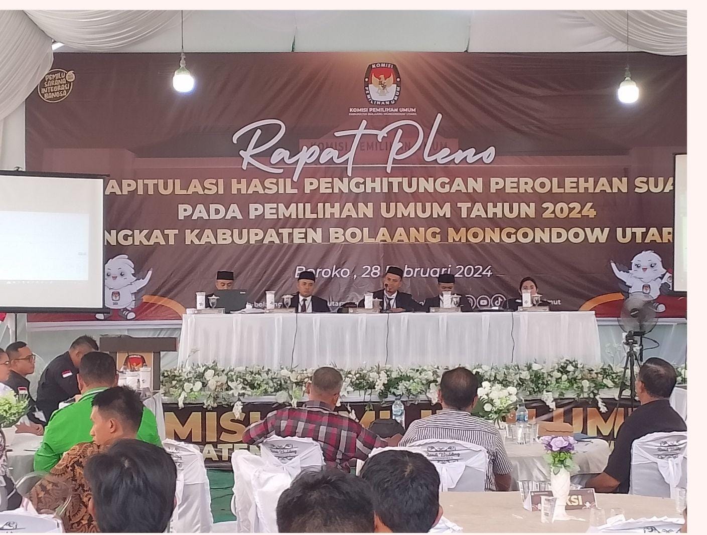 Acara Penutupan Rapat Pleno Rekapitulasi Hasil Suara Pemilu yang dihadiri bawaslu, Saksi dan para peserta Pemilu.