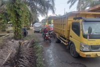 Truk rusak di ruas jalan Koto Sawah.