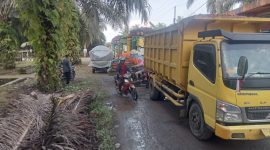 Truk rusak di ruas jalan Koto Sawah.
