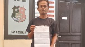 Sopir Travel inisial R membuat laporan ke Polres Pasaman Barat.(Foto. DOLOP)