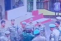 Gambar: Saat di kililingi Anggota Sat Pol-pp yang Berada di depan Gerbang Kantor Gubernur Gorontalo (FB ss )