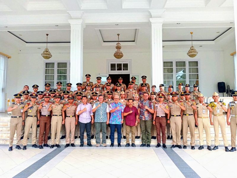 Pj. Gubernur Gorontalo Rudy Salahuddin didampingi pimpinan OPD bersama para siswa siswi kedinasan. (Foto: Adri/Humas)