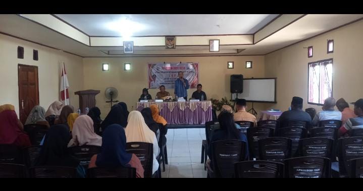 Saat rapat yang di gelar di kantor Desa  tanpa dilakukan paripurna oleh BPD (foto masy)