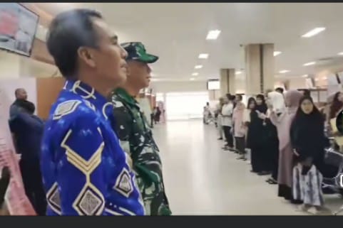 Bangun Nasionalisme, Babinsa Kodim 1409/Gowa Ajak Warga Nyanyikan Lagu Indonesia Raya di Mall Pelayanan Publik//Foto: Syamsu Alam.