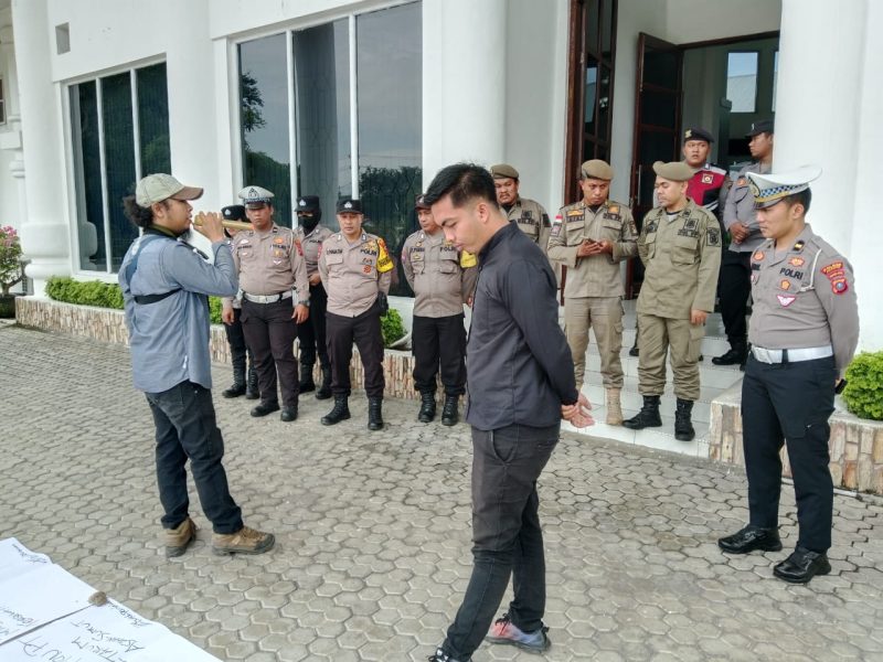 DPP LSM GEMAKO Kabupaten Asahan  menggelar aksi unjuk rasa di halaman kantor Bupati Asahan//Foto: Istimewa.