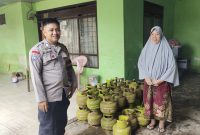 Bhabinkamtibmas juga mengajak warga untuk segera melaporkan kepada pihak berwajib jika menemukan aktivitas mencurigakan di lingkungan sekitar//Foto: Syamsu Alam.