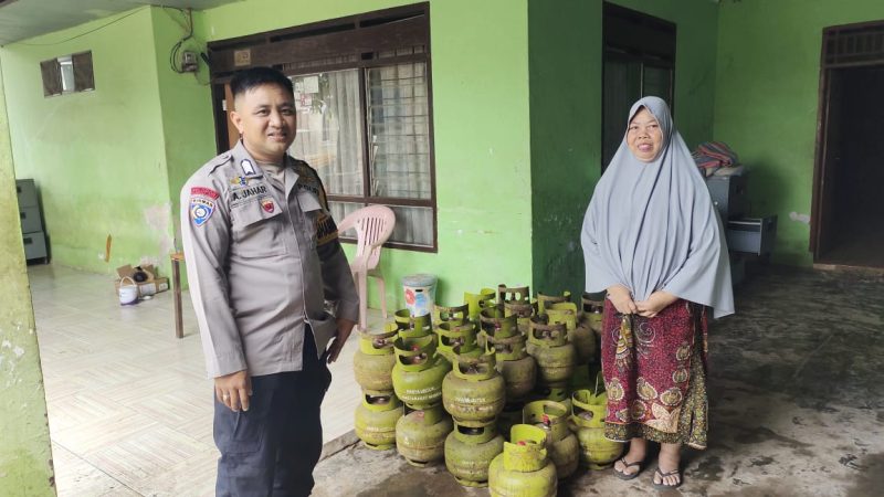 Bhabinkamtibmas juga mengajak warga untuk segera melaporkan kepada pihak berwajib jika menemukan aktivitas mencurigakan di lingkungan sekitar//Foto: Syamsu Alam.
