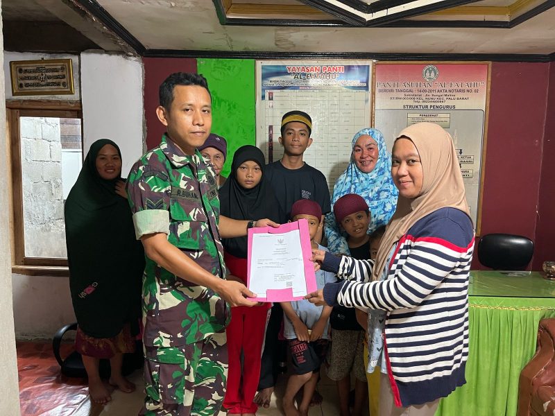 Suasana penyerahan Akta kelahiran di Panti Asuhan Al Fatahu//Foto: Penrem_132.