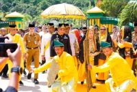 Gubernur Sulawesi Tengah Anwar hafid saat penjemputan adat (potret Sumber :Sultengprov.go.id)