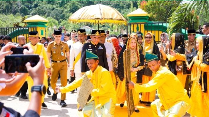 Gubernur Sulawesi Tengah Anwar hafid saat penjemputan adat (potret Sumber :Sultengprov.go.id)