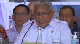 Kepala BNN RI membacakan pernyataan resmi dalam konferensi pers pengungkapan kasus penyelundupan 2 ton sabu di perairan Kepulauan Riau. Operasi gabungan BNN RI, Polda Kepri, Bea Cukai, dan TNI AL ini menjadi pengungkapan narkoba terbesar sepanjang sejarah Indonesia.
