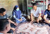 Proses mediasi KDRT oleh Kompol Yogas Polsek Mojoagung (Potret: Rifki)