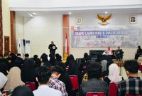 Kasrem 132/Tadulako Kolonel Inf A.T. Chrishardjoko, S.IP., saat menyampaikan sambutan dalam acara Grand Launching dan Dialog Kebangsaan BEM Fakultas Hukum Universitas Tadulako bertema “Supremasi Sipil: Pilar Demokrasi atau Sekedar Slogan”, yang digelar di Gedung Pogombo, Kompleks Kantor Gubernur Sulawesi Tengah, Sabtu malam (31/5/2025). Acara dihadiri ratusan mahasiswa serta menghadirkan sejumlah narasumber dari unsur TNI dan akademisi. (Potret Akmal)

