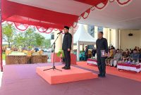 Bupati Boltara Sirajuddin Lasena saat menjadi Nn inspektur upacara di halaman Kantor Bupati BOlTARA (Potret IB)