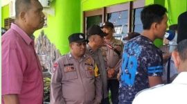 Puluhan massa yang tergabung dalam Aliansi NGO Topan-AD Kabupaten Asahan menggelar aksi unjuk rasa di depan Kantor Kementerian Agama (Kemenag) Kabupaten Asahan//Foto: Ahmad Afrizal Margolang.