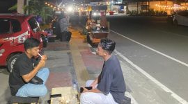 Tampak Suasana Malam Hari Di Trotoar Jl. Panjaitan, Kota Gorontalo. (Foto: Redaksi) 
