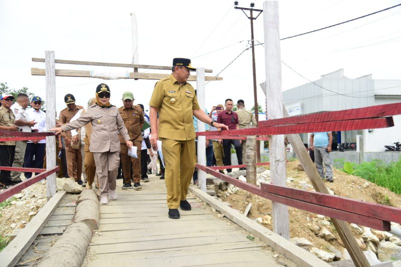 Gubernur dan Wakil Gubernur Gorontalo, Gusnar Ismail - Idah Syahidah Rusli Habibie Saat Meninjau Jembatan Darurat di Desa Harapan, Kec. Wonosari, Kab. Boalemo, Selasa (15/7/2025).