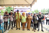 Gubernur Gusnar Ismail dan Wakil Gubernur Idah Syahidah Rusli Habibie Usai Peletakan Batu Pertama Pembangunan Lanjutan Kanal Tanggidaa di Kel. Heledulaa Utara, Kec. Kota Timur, Kota Gorontalo, (Foto: Istimewa)