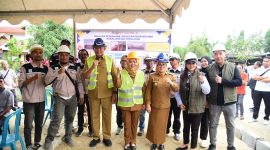 Gubernur Gusnar Ismail dan Wakil Gubernur Idah Syahidah Rusli Habibie  Usai Peletakan Batu Pertama Pembangunan Lanjutan Kanal Tanggidaa di Kel. Heledulaa Utara, Kec. Kota Timur, Kota Gorontalo, (Foto: Istimewa) 