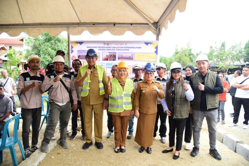 Gubernur Gusnar Ismail dan Wakil Gubernur Idah Syahidah Rusli Habibie  Usai Peletakan Batu Pertama Pembangunan Lanjutan Kanal Tanggidaa di Kel. Heledulaa Utara, Kec. Kota Timur, Kota Gorontalo, (Foto: Istimewa) 