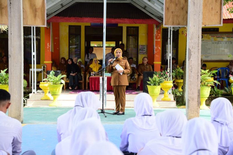 Wakil Gubernur Gorontalo, Idah Syahidah Rusli Habibie, Saat Memberi Sambutan Pada Kegiatan Sosialisasi Remaja Cakap (RECAK) Digital di SMA Negeri 1 Limboto. (Foto : Humas)