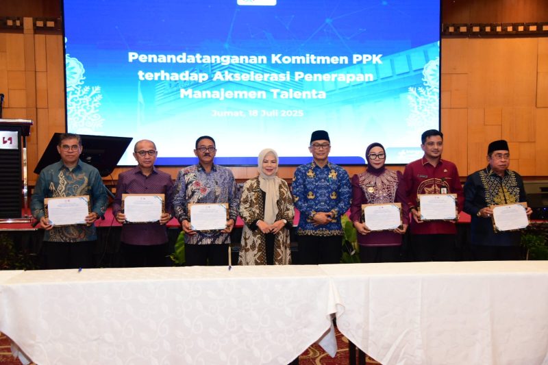 Wakil Gubernur Gorontalo Bersama Bupati dan Wali Kota se-Provinsi Gorontalo Bersama Kepala BKN RI, Zudan Arif Fakrulloh, Usai Penandatanganan Komitmen PPK.