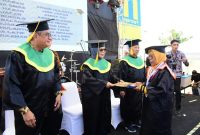 Wakil Gubernur Idah Syahidah Rusli Habibie Didampingi Deputi KS/PK Kemendukbangga dan Kepala BKKBN Provinsi Saat Menghadiri Wisuda Sekolah Lansia Gorontalo. (Foto: HUMAS).