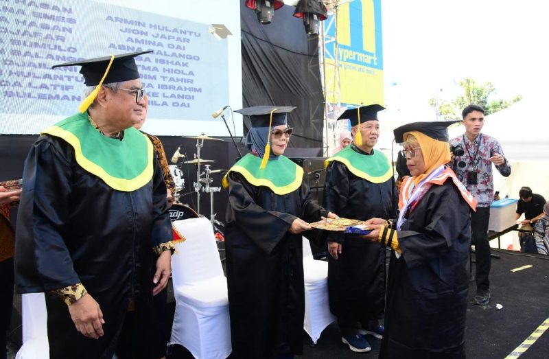 Wakil Gubernur Idah Syahidah Rusli Habibie Didampingi Deputi KS/PK Kemendukbangga dan Kepala BKKBN Provinsi Saat Menghadiri Wisuda Sekolah Lansia Gorontalo. (Foto: HUMAS).