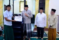 Usai menunaikan salat Jum'at berjamaah, Gubernur Gorontalo Gusnar Ismail menyerahkan bantuan kepada pengurus Masjid Agung At-Tabiin di Kecamatan Bulango Selatan, Kabupaten Bone Bolango, Jumat (3/10/2025).