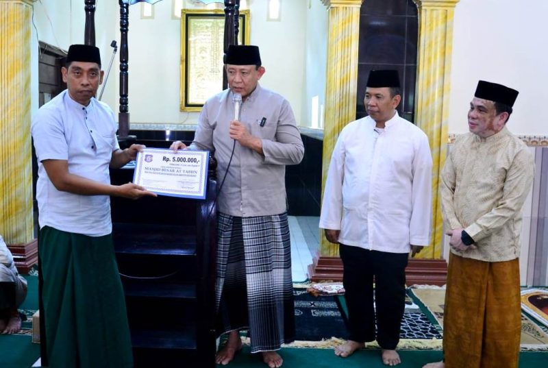 Usai menunaikan salat Jum'at berjamaah, Gubernur Gorontalo Gusnar Ismail menyerahkan bantuan kepada pengurus Masjid Agung At-Tabiin di Kecamatan Bulango Selatan, Kabupaten Bone Bolango, Jumat (3/10/2025).