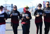 Wakil Gubernur Gorontalo Idah Syahidah Rusli Habibie bersama Ketua DPRD Provinsi Gorontalo Thomas Mopili dan Anggota DPRD Yeyen Sidiki saat mengikuti Fun Run 5K di depan Gerbang Kampus UNG, Minggu (2/11/2024). (Foto : Istimewa)