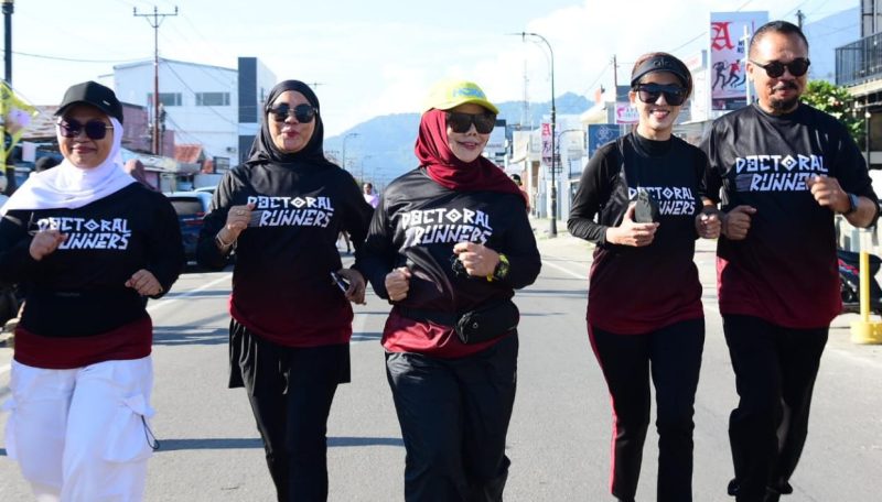 Wakil Gubernur Gorontalo Idah Syahidah Rusli Habibie bersama Ketua DPRD Provinsi Gorontalo Thomas Mopili dan Anggota DPRD Yeyen Sidiki saat mengikuti Fun Run 5K di depan Gerbang Kampus UNG, Minggu (2/11/2024). (Foto : Istimewa)