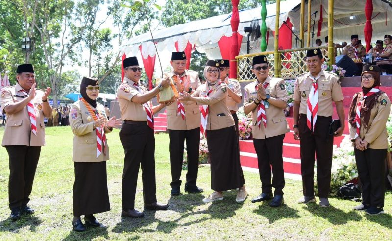 Ketua Kwarnas Pramuka  menyerahkan bibit pohon kepada Gubernur Peran Saka Nasional di Bumi Perkemahan Bongohulawa, Senin (3/11/2025). (Foto: Istimewa)