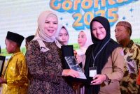 Wakil Gubernur Gorontalo Idah Syahidah Rusli Habibie menyerahkan penghargaan kepada pemenang Tunas Festival Bahasa Ibu di Hotel Aston, Senin (3/11/2025). (Foto : Istimewa)