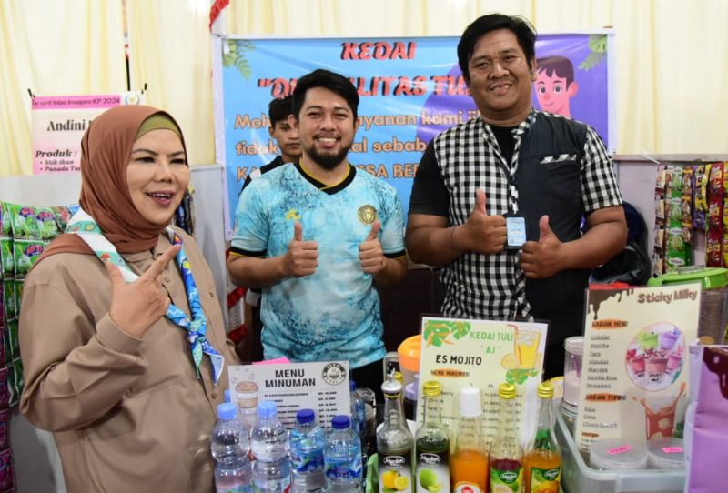 Wakil Gubernur Gorontalo Idah Syahidah Rusli Habibie meninjau stan UMKM di Bumi Perkemahan Bongohulawa, Limboto, Kamis (6/11/2025). ( Foto : Putri)