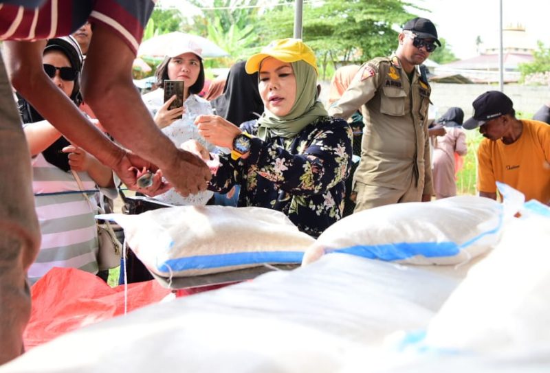 Wakil Gubernur Gorontalo Idah Syahidah Rusli Habibie melayani warga saat kegiatan Pasar Murah Bersubsidi di Kota Barat, Jumat (7/11/2025). ( Foto : Putri)