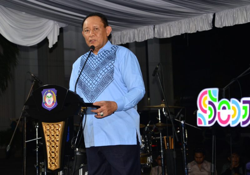 Gubernur Gorontalo Gusnar Ismail menyampaikan pesan kebersamaan kepada peserta Peran Saka Nasional di Rumah Dinas Gubernur, Minggu (2/11/2025). (Foto : Putri)