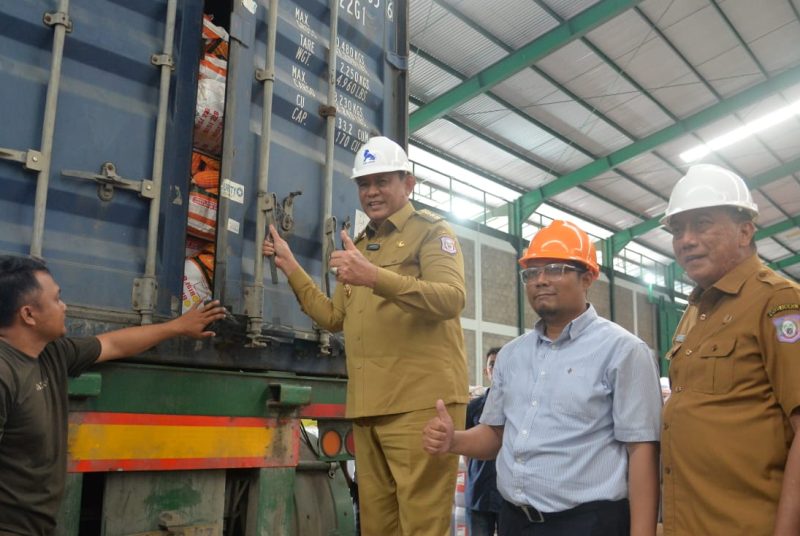 Gubernur Gusnar meninjau bantuan benih jagung Bisi 18 di gudang PT Charoen Phokphand. (Foto: Istimewa)
