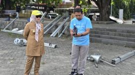 Wakil Gubernur Gorontalo Idah Syahidah Rusli Habibie meninjau denah tenda racepack dan UMKM di Lapangan Taruna Remaja, Kota Gorontalo, menjelang Gorontalo Half Marathon 2025, Selasa (2/12/2025) (Foto: Redaksi)