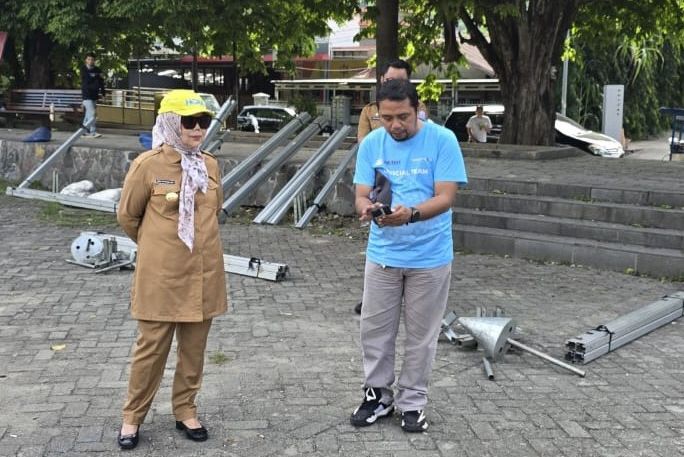 Wakil Gubernur Gorontalo Idah Syahidah Rusli Habibie meninjau denah tenda racepack dan UMKM di Lapangan Taruna Remaja, Kota Gorontalo, menjelang Gorontalo Half Marathon 2025, Selasa (2/12/2025) (Foto: Redaksi)