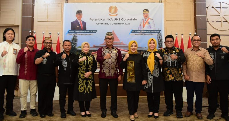 Ketua Umum IKA UNS sekaligus Kepala BKN Zudan Arif Fakrulloh melantik pengurus IKA UNS Provinsi Gorontalo periode 2025–2029 di Aula Rumah Jabatan Wakil Gubernur Gorontalo, Kamis (4/12/2025). (Foto: Redaksi)
