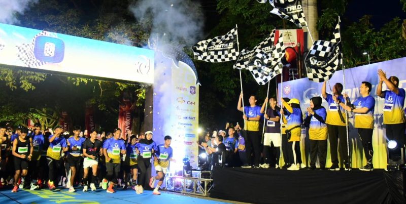 Gubernur dan Wakil Gubernur Gorontalo melepas peserta Gorontalo Half Marathon 2025, Minggu (7/12/2025). (Foto: Istimewa)