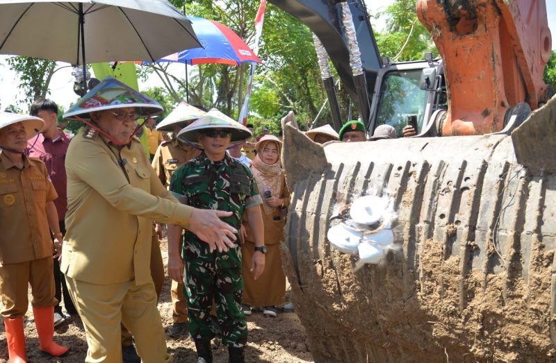 Gubernur Gorontalo Gusnar Ismail mencanangkan groundbreaking cetak sawah baru di Kabupaten Pohuwato, Senin (8/12/2025). (Foto : Istimewa)