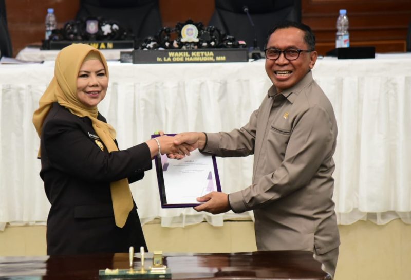 Wakil Gubernur Gorontalo Idah Syahidah Rusli Habibie menerima dokumen rekomendasi Panitia Khusus Pertambangan DPRD Provinsi Gorontalo pada Rapat Paripurna, Senin (8/12/2025). (Foto : Istimewa)