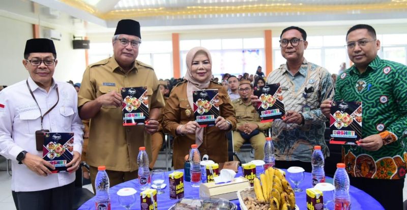 Wakil Gubernur Gorontalo Idah Syahidah Rusli Habibie bersama Kepala BKKBN dan Kepala Baznas Provinsi Gorontalo saat peluncuran Buku DASHAT di Gedung Dikbud Kabupaten Gorontalo, Selasa (9/12/2025).(Foto : Istimewa)