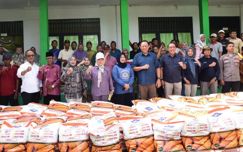 Gubernur Gorontalo Gusnar Ismail bersama Wakil Gubernur Idah Syahidah Rusli Habibie dan petani Kabupaten Gorontalo usai menerima bantuan benih jagung dari Kementerian Pertanian, Sabtu (13/12/2025). (Foto: Istimewa)