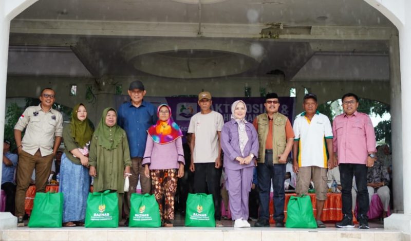 Gubernur Gorontalo Gusnar Ismail didampingi Wakil Gubernur Idah Syahidah Rusli Habibie menyerahkan bantuan kepada masyarakat pada perayaan HUT Ke-25 Provinsi Gorontalo di alun-alun Kecamatan Tilamuta, Kabupaten Boalemo, Sabtu (13/12/2025). (Foto: Istimewa)
