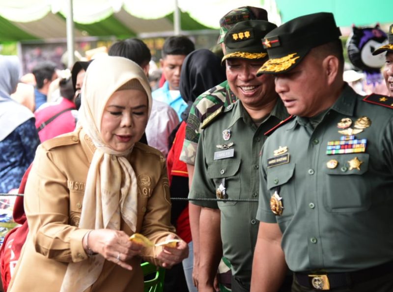Wakil Gubernur Gorontalo Idah Syahidah Rusli Habibie bersama Danrem 133/NWB Brigjen TNI Hardo Toga Parlindungan Sihotang melayani warga pada Pasar Murah Bersubsidi di Batalyon 713/Satyatama, Telaga Biru, Senin (15/12/2025). (Foto: Redaksi)